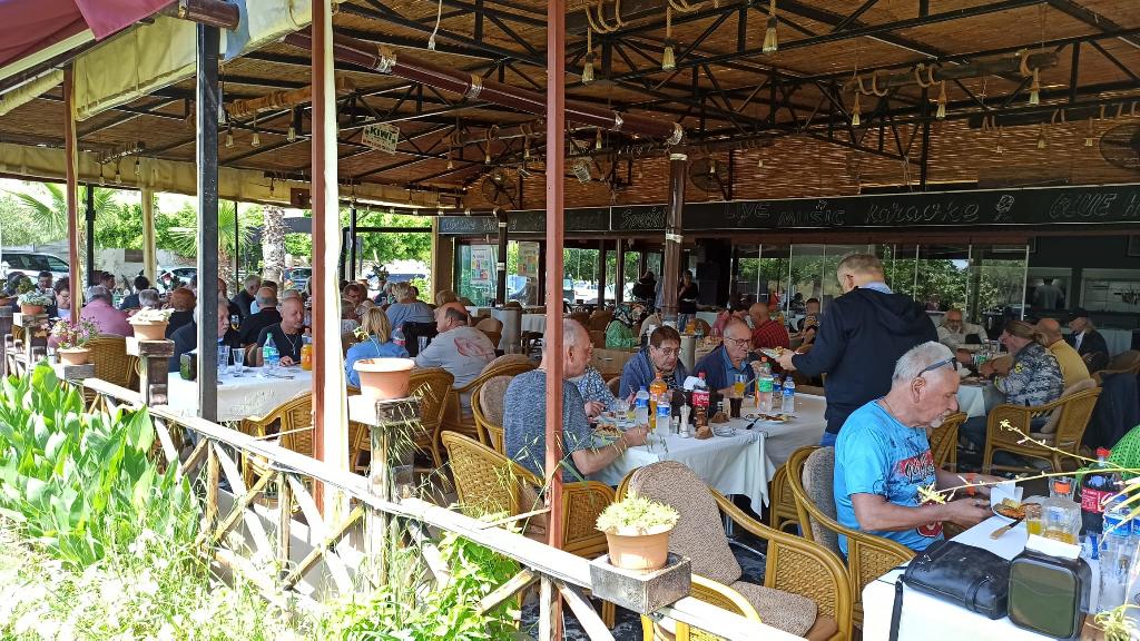 Grillfest am 7.5.2023 Am Sonntag fand unser erstes Vereinsfest statt. Nach einer persönlich Begrüßung durch unseren Präsidenten Cem verbrachten wir schöne Stunden im Amelda Restaurant in Side. Für das leibliche Wohl sorgten wir selber. Ein Buffet der Extraklasse entstand durch die unterschiedlichen Nationalitäten unserer Mitglieder. Bei Musik und Tanz und netten Gesprächen nutzten viele die Gelegenheit , sich kennenzulernen. Ein großes Dankeschön gilt den Organisatoren und allen Mitgliedern, die dazu beigetragen haben, dass dieser Tag so erfolgreich war. Wir freuen uns auf weitere, so schöne Veranstaltungen.   İlk kulüp partimiz Pazar günü gerçekleşti.  Başkanımız Cem'in şahsi karşılamasının ardından Side'de bulunan Amelda Restaurant'ta güzel vakit geçirdik.  Fiziksel sağlıkla kendimiz ilgilendik.  Üyelerimizin farklı milletlerinden birinci sınıf bir büfe oluşturuldu.  Müzik, dans ve güzel sohbetler eşliğinde birçok kişi birbirini tanıma fırsatı buldu.  Organizatörlere ve günün böylesine başarılı geçmesine yardımcı olan tüm üyelere çok teşekkür ederim.  Böyle güzel etkinliklerin devamını dört gözle bekliyoruz.