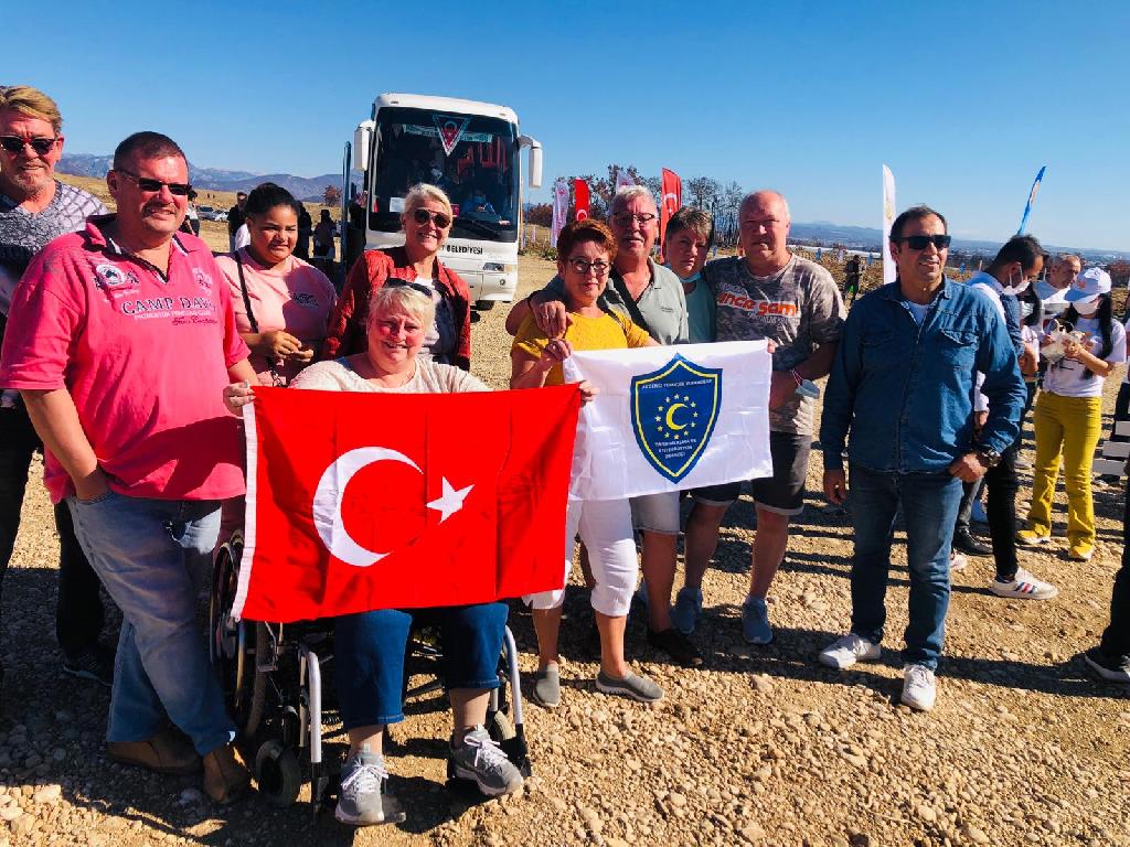 Dernek Başkanımız ve Üyelerimiz ile Ağaç dikme etkinliğimiz Als Verein haben wir am Baumpflanztag Bäume gepflanzt.