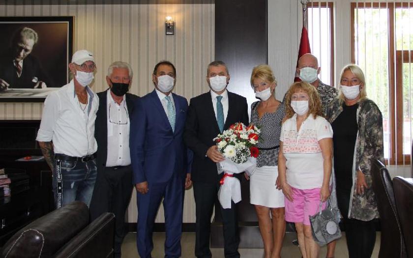  Akdeniz Yerleşik Yabancılar Yardımlaşma ve Entegrasyon Derneği Yönetim Kurulu Başkanımız ve yönetim kurulu üyeleri ile Manavgat Kaymakamımız Abdulkadir DEMİR’i makamında ziyaret ederek yeni görevinde başarılar diledik. Derneğimizin  kurulum amacı , farklı kültürler arası sosyal dayanışma  ve  Derneğimizin faaliyetleri   hakkında bilgiler sunduk sonraki faaliyetlerimizle ilgili sayın kaymakamımızla istişarede bulunduk  sayın  Kaymakamımızın yoğun mesai arasında bizlere zaman ayıran her konuda yabancı vatandaşlarımızın ülkemizde bulundukları süre içinde kendilerini ülkemizin asil vatandaşları gibi his etmeleri için derneğin istek ve talepleri ile ilgili yabancı misafirlerimizin yanında olacaklarını  beyan etmeleri  ziyetimizin böyle sıcak bir ortamda geçmesini sağlayan sayın kaymakamımız Abdülkadir Demir Beye göstermiş olduğu misafırperverliginden dolayı  derneğimiz adına  teşekkür  ve şükranlarımızı arz ederiz. Unser Vereinspräsident Cem Yeşilgaģ und einige Mitglieder besuchten den Bezirksgouvaneur von Manavgat  Abdulkadir Demir in seinem Büro und wünschten ihm viel Erfolg bei seinen neuen Aufgaben.   Wir haben ihn über den Zweck der Vereinsgründung, den sozialen Zusammenhalt zwischen den verschiedenen Kulturen und die Aktivitäten unseres Vereins informiert.   Der  Bezirksgouvaneur hat erklärt das er mit unseren ausländischen Gästen in diversen Angelegenheiten zusammenarbeiten wird. Unser Besuch fand in einer sehr herzlichen Umgebung statt.
