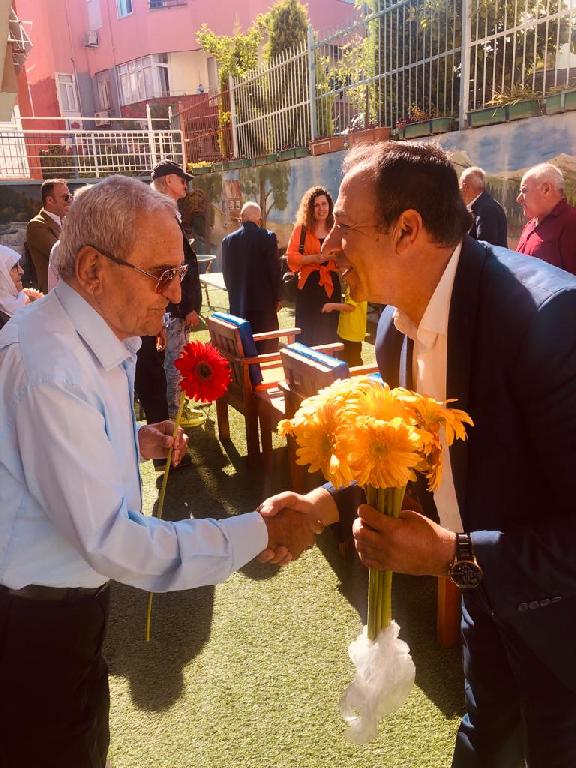 Derneğimizin Huzur Evi sakinleri Bayram ziyaretinden kareler. Huzurevi sakinlerini ziyaret eden Dernek Başkanı ve yöneticilerinin huzurevi sakinlerinin  ellerini öpüp karanfiller dağıttılar bayramlarını kutladılar. Dernek üyelerinin ziyaretlerinden memnun olan huzurevi sakinleri Dernek üyelerine çeşitli ikramlarda bulunurken güzel sohbetleri ile eskilere dem vurdular,  ziyaret tam bir mutluluk tablosu..